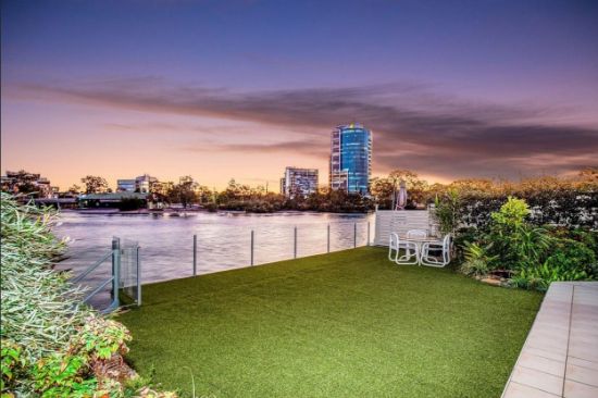 1/197 Stanhill Drive, Surfers Paradise, Qld 4217