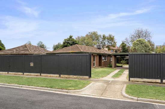 17 Chelmsford Way, Melton West, Vic 3337