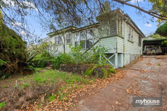 17 Donegal Street, Rockville, QLD, 4350