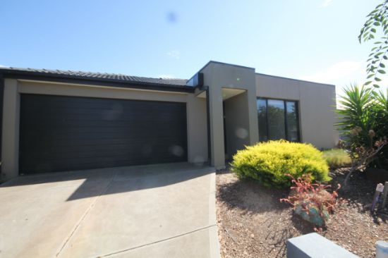 18 Blakewater Crescent, Melton South, Vic 3338