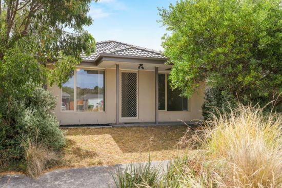 18 Rosella Grove, Cowes, Vic 3922