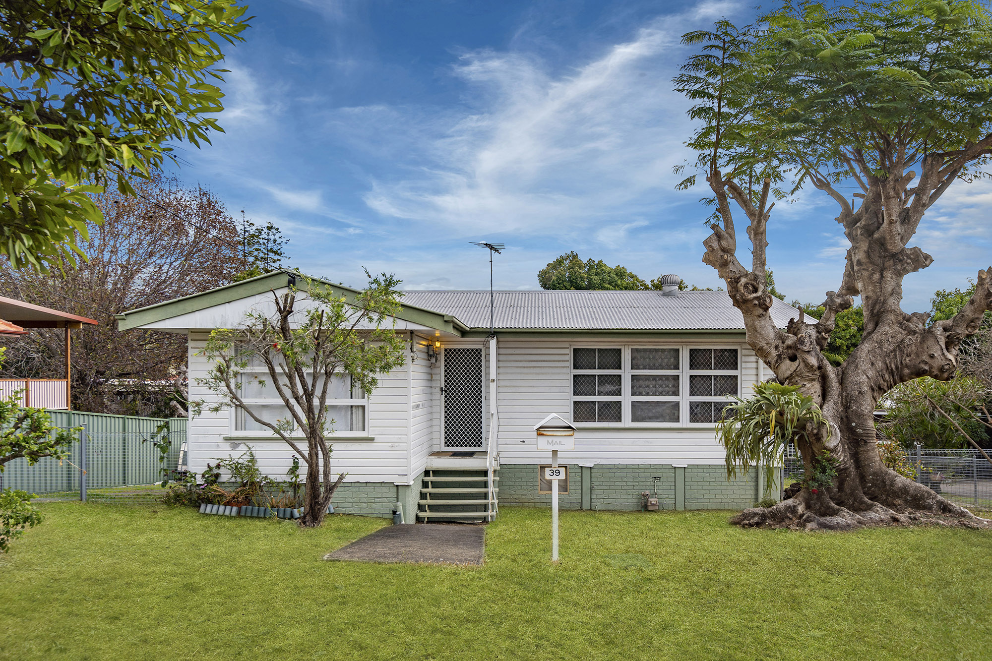 39 Wemvern Street, Upper Mount Gravatt, Qld 4122 House for Sale