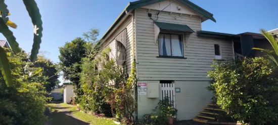 CERTIFIED 14 BED BOARDING HOUSE - CLOSE TO HINKLER CENTER.
