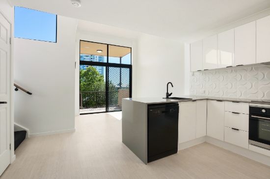 12/143 Frank Street, Labrador, Qld 4215