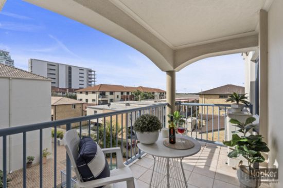 15/103-105 Frank Street, Labrador, Qld 4215