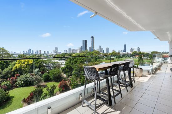 15/54 Hooker Boulevard, Mermaid Waters, Qld 4218
