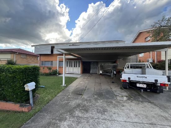 208 BROADWATER ROAD, Mansfield, Qld 4122