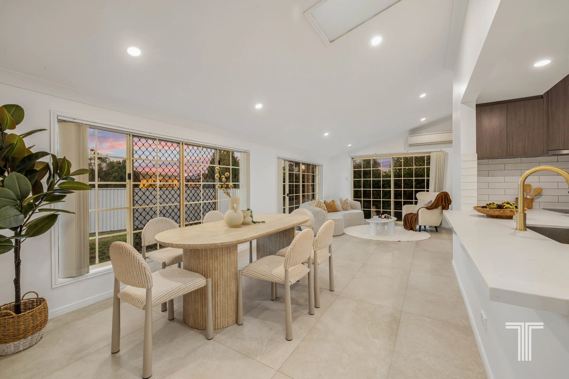 1 Connah Crescent, Carindale, Qld 4152