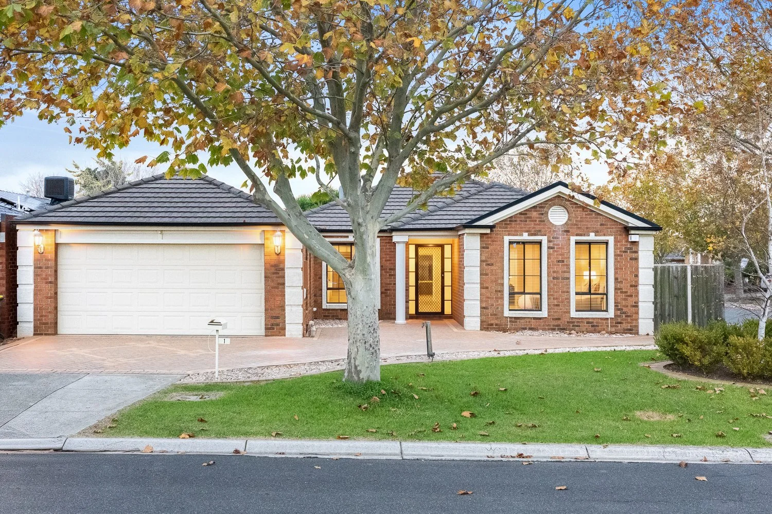 1 Strachan Close, Taylors Lakes, Vic 3038