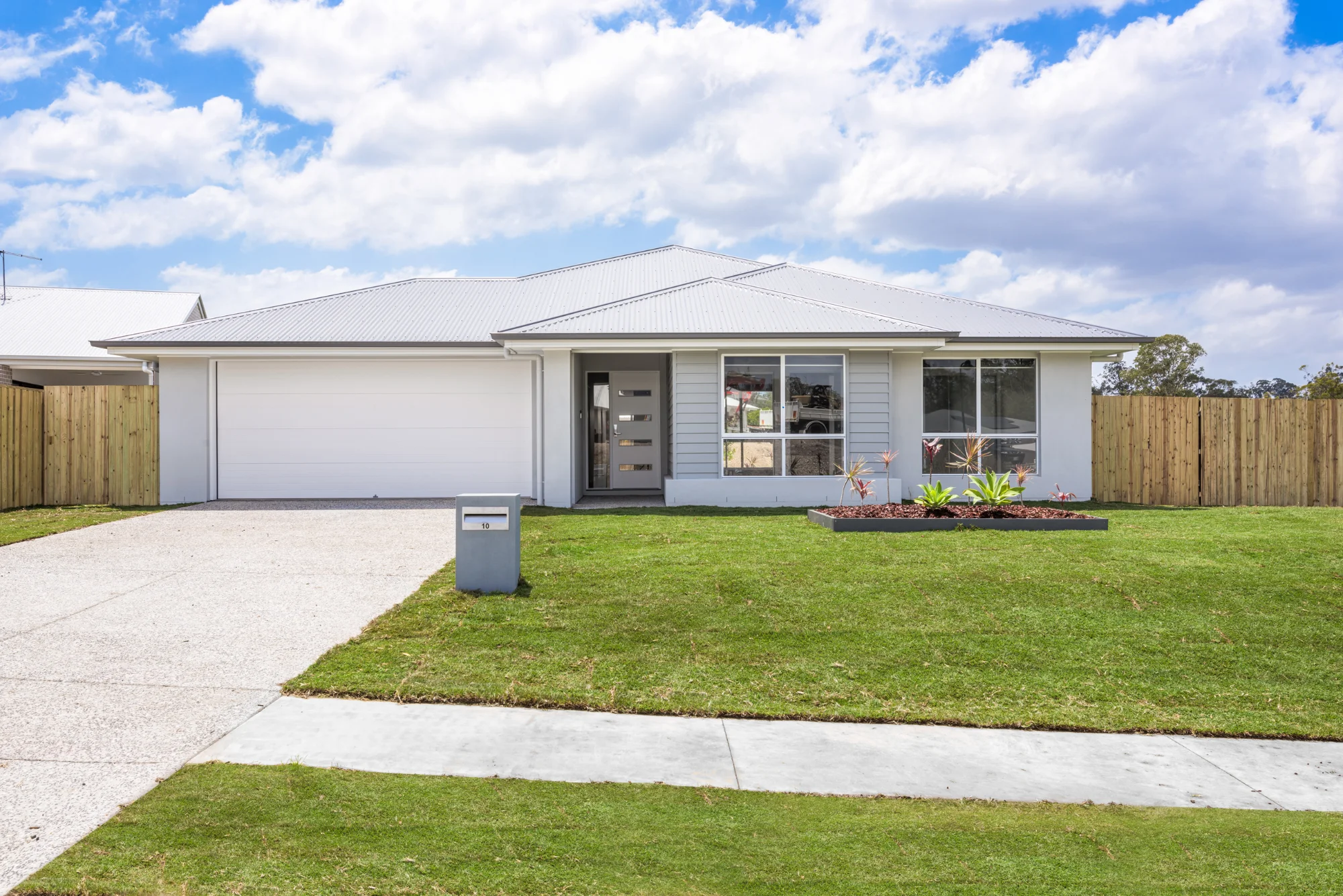 10 Scenic Drive, Southside, Qld 4570