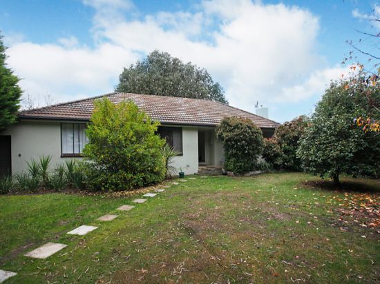 12 Mountain View Ave, Woodend, Vic 3442
