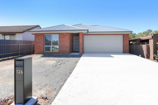 126 Larmer Street, Howlong, NSW 2643