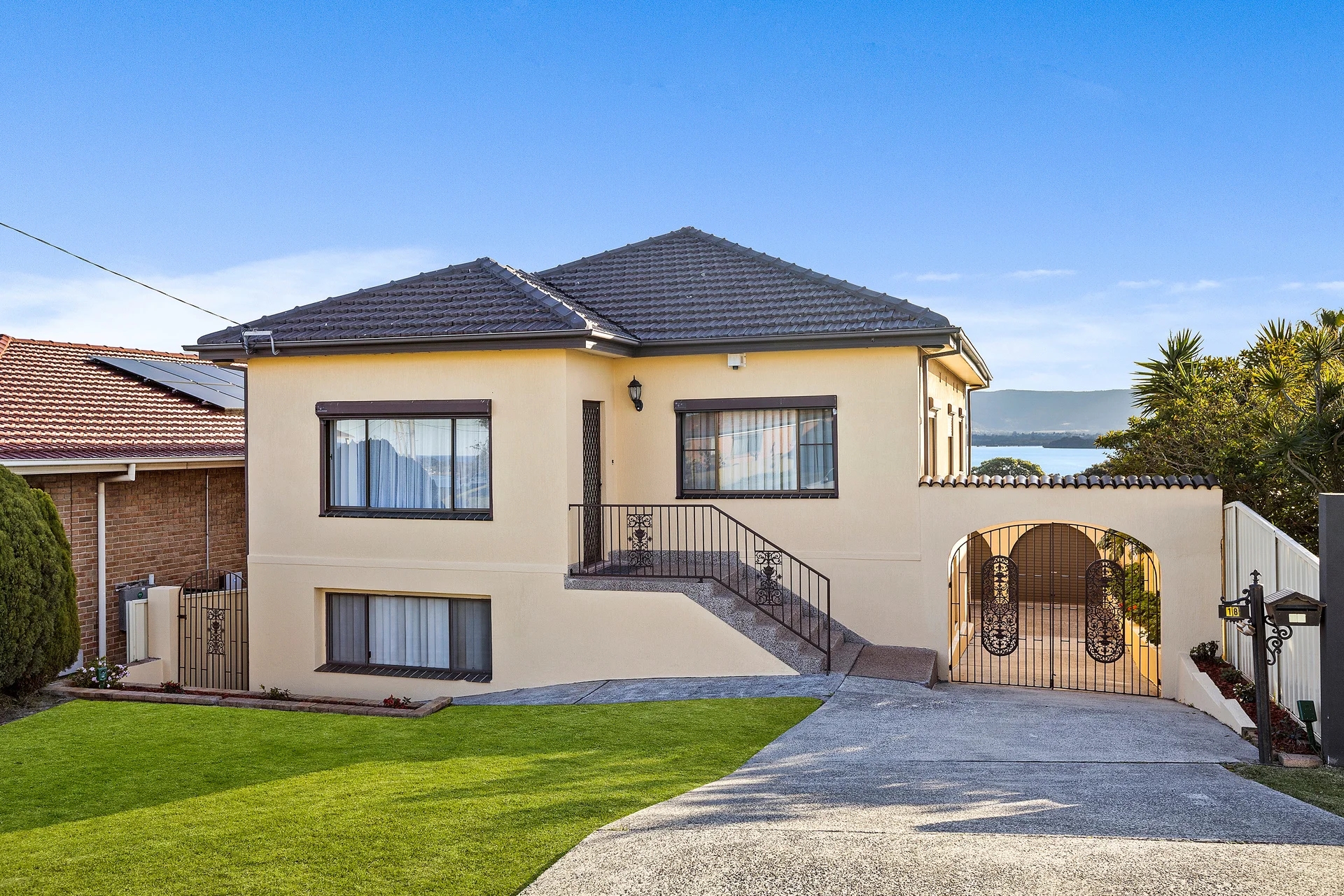 18 St Cloud Crescent, Lake Heights, NSW 2502
