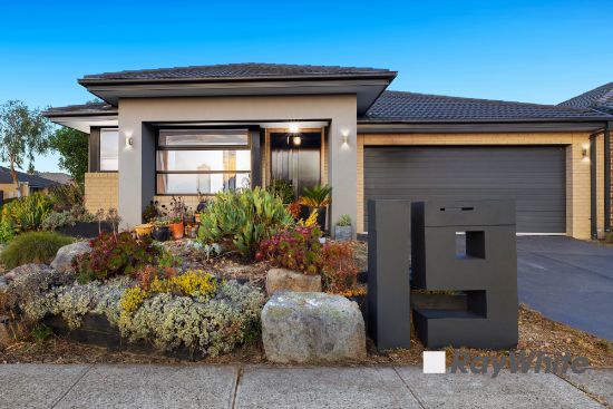 19 Calabrese Circuit, Clyde North, Vic 3978