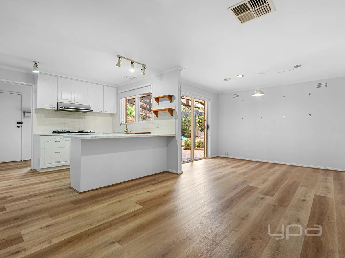 2 Crestmont Drive, Melton South, Vic 3338