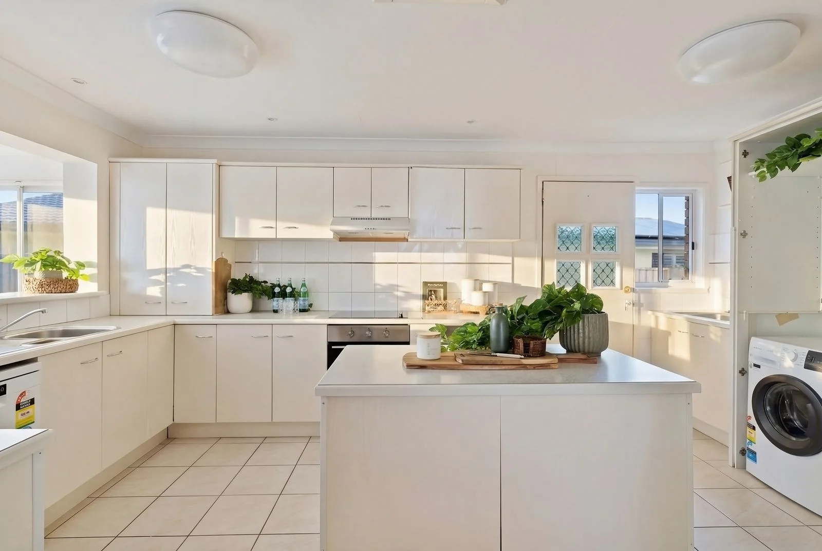 2 Helen Court, Broadbeach Waters QLD 4218