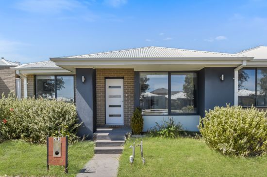 202 Wheelers Park Drive, Cranbourne North, Vic 3977