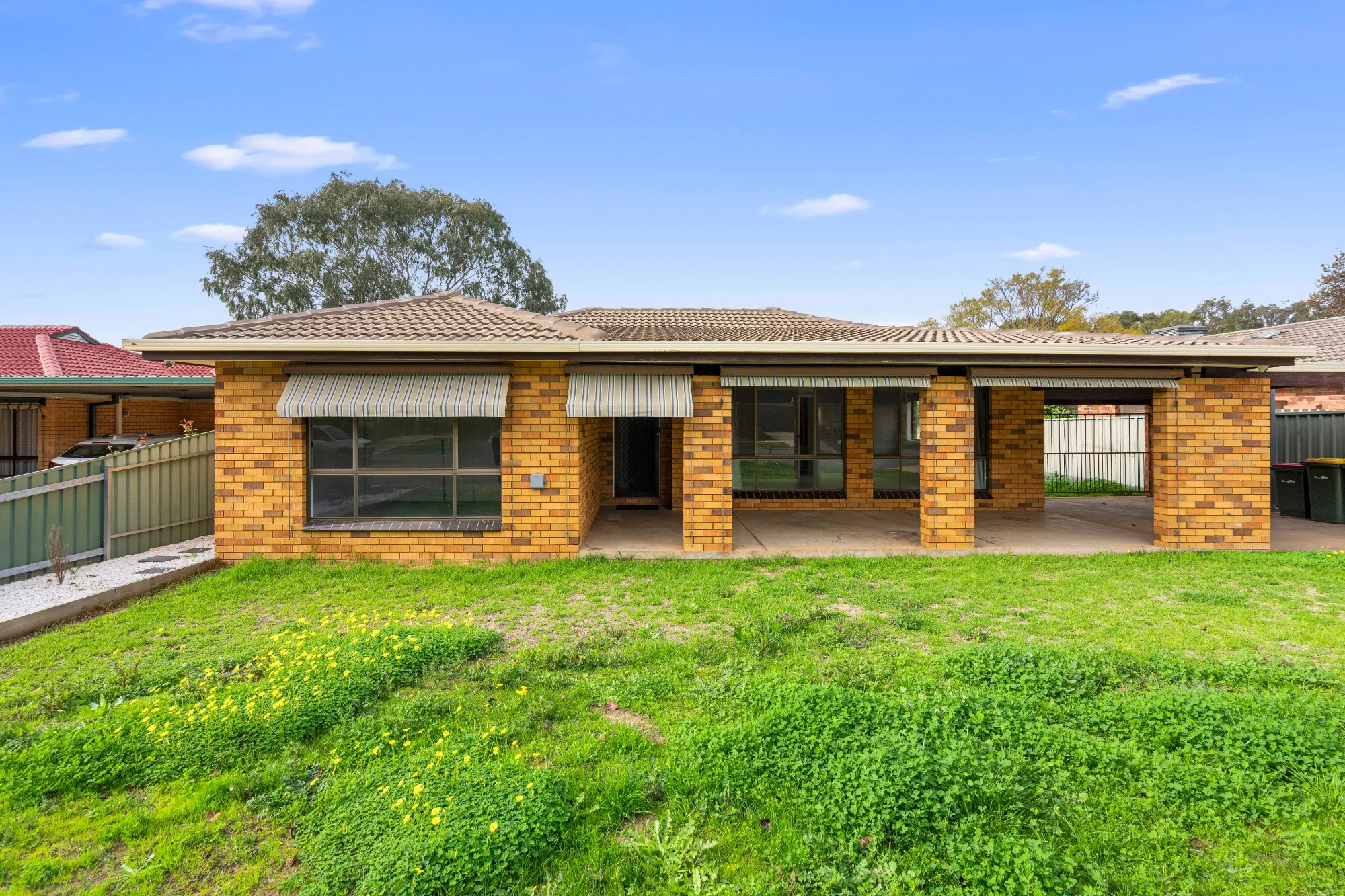 21 Pinaroo Drive, Glenfield Park NSW 2650