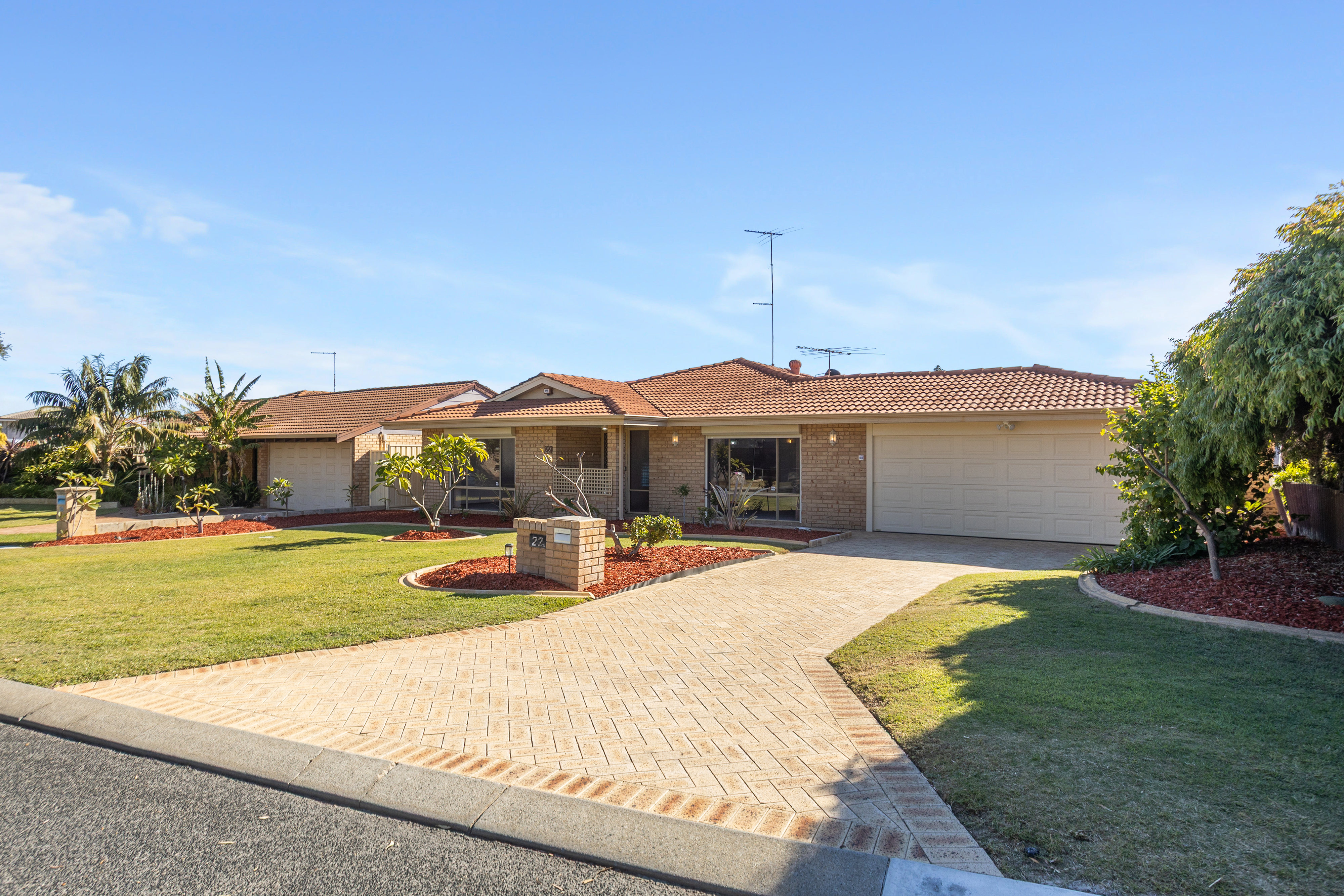 22 KNIGHTSBRIDGE CRESCENT, Mullaloo, WA 6027 22 KNIGHTSBRIDGE CRESCENT, Mullaloo, WA 6027