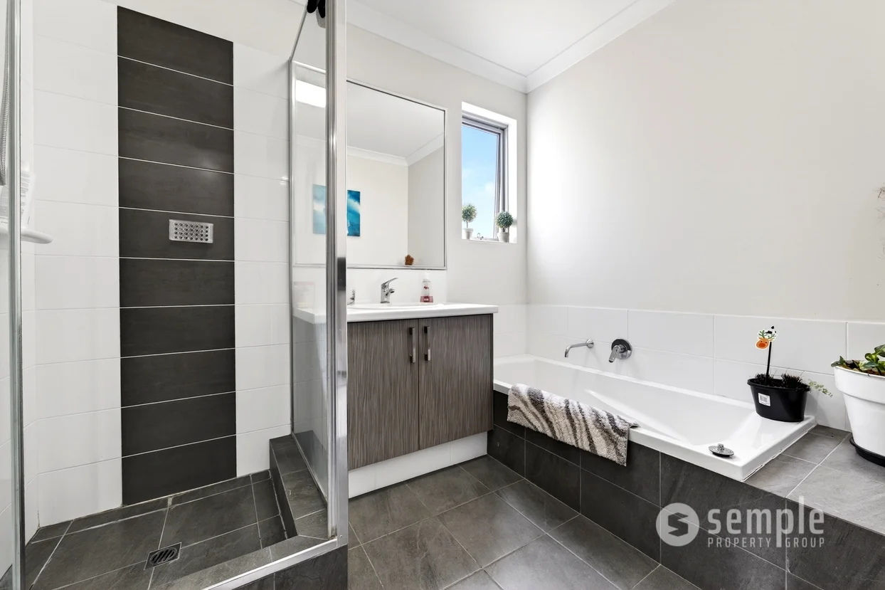 4 Rakitno Close, Lake Coogee, WA 6166