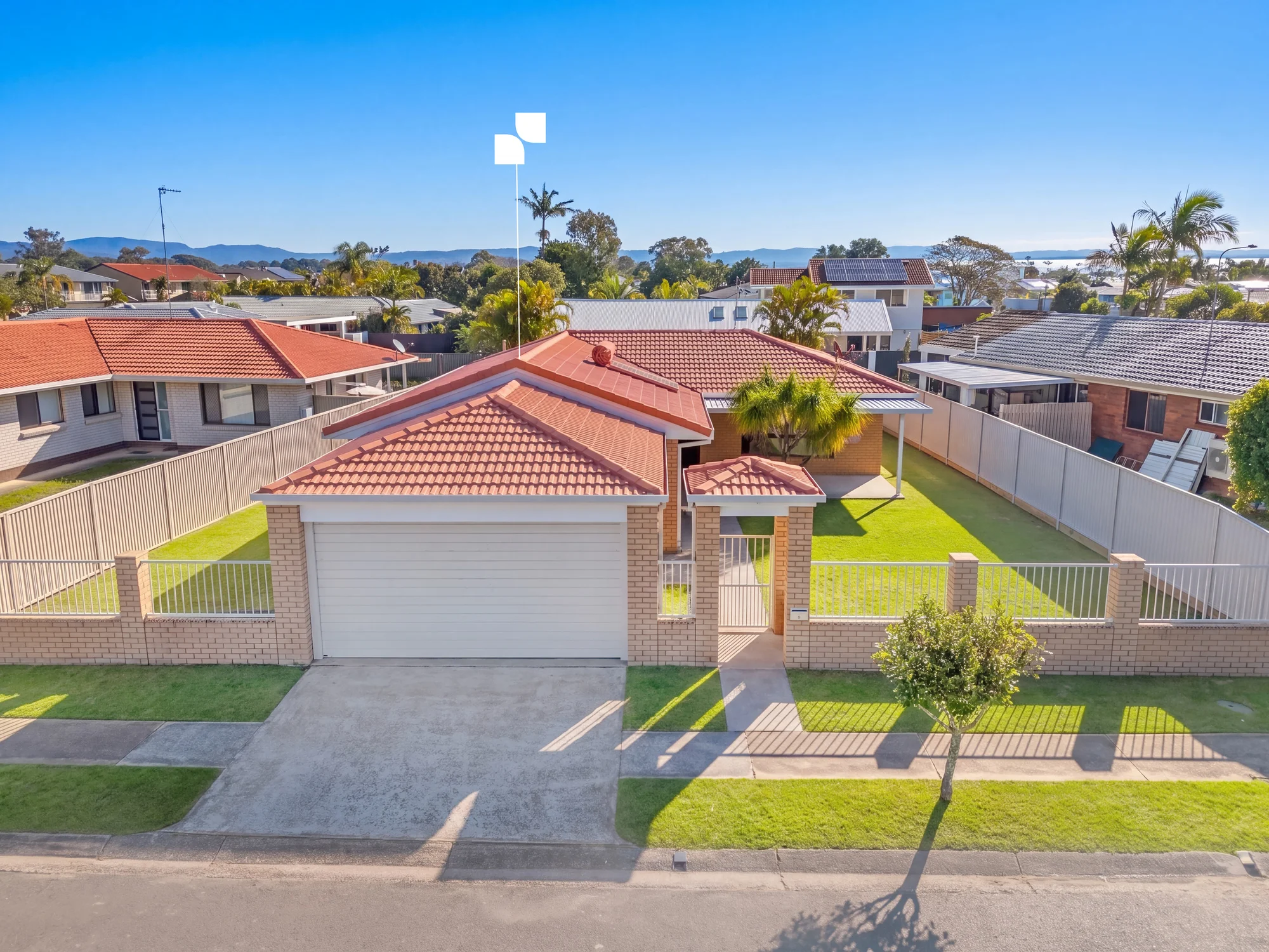 6 Bowline Road, Mermaid Waters, Qld 4218