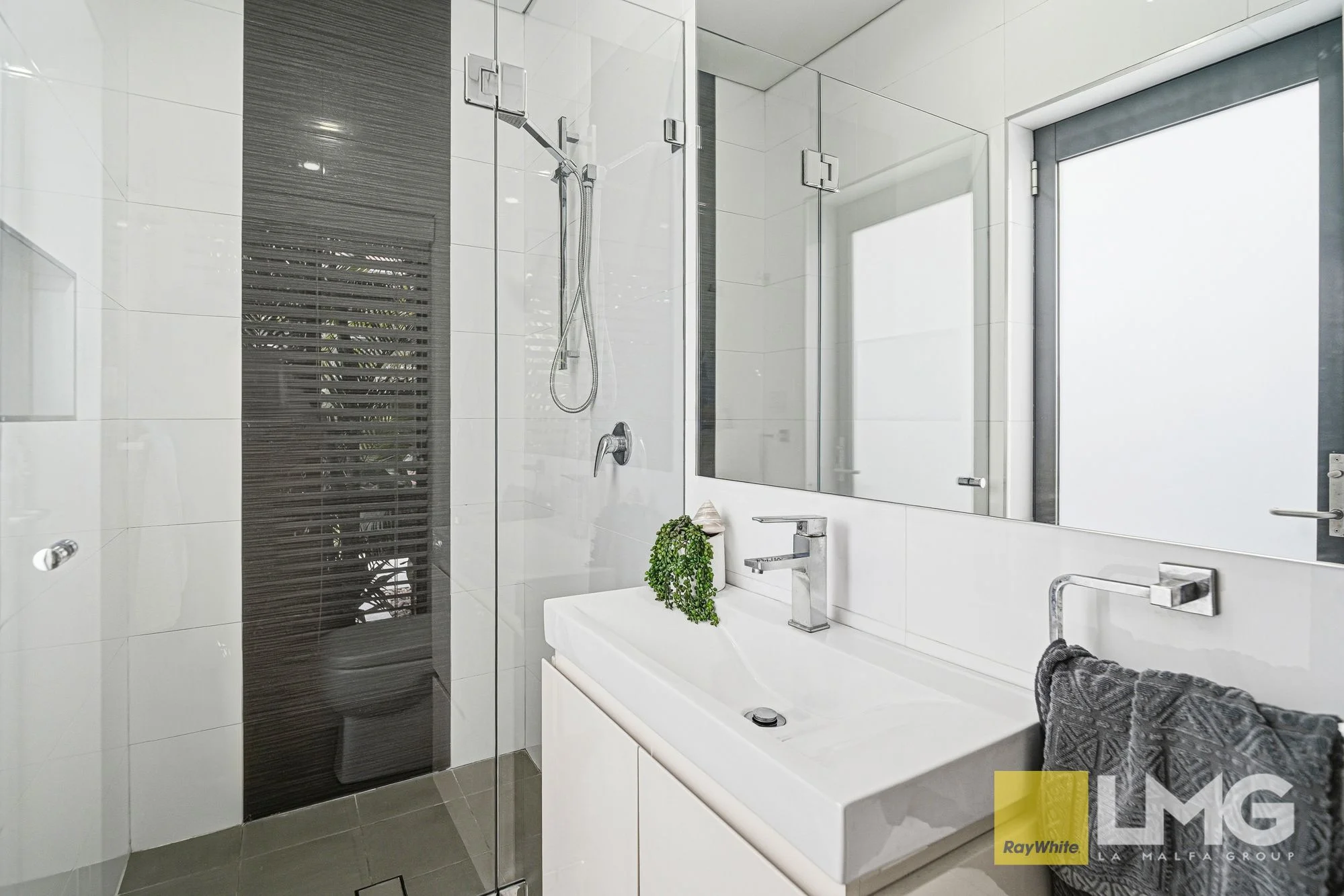 8 Clover Avenue, Casula NSW 2170