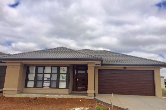 8 Innisfail Road, Rockbank, Vic 3335