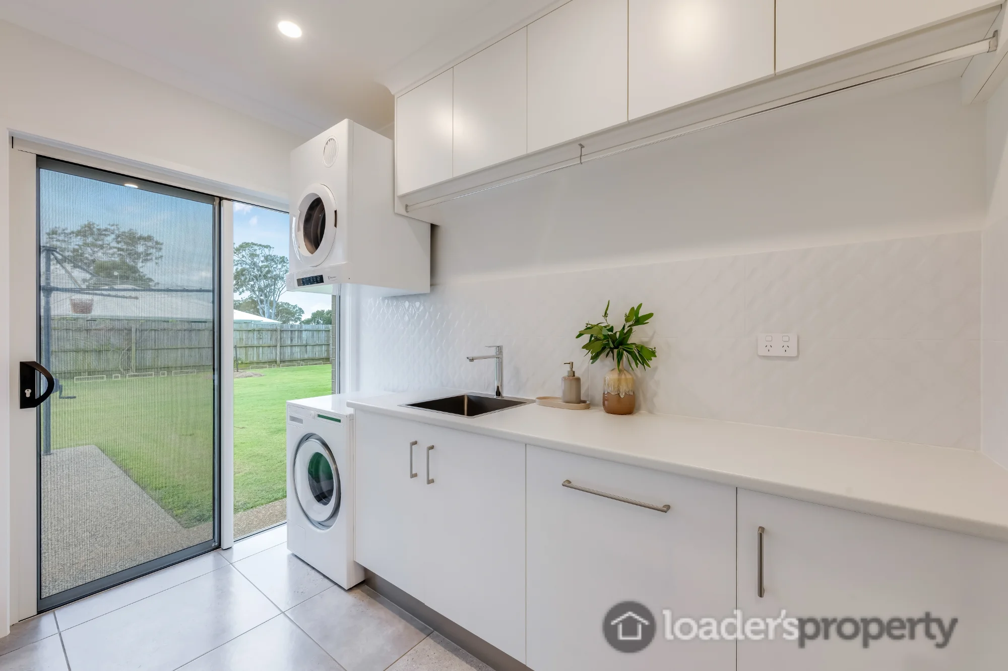 8 James Henderson Way, Gooburrum, Qld 4670