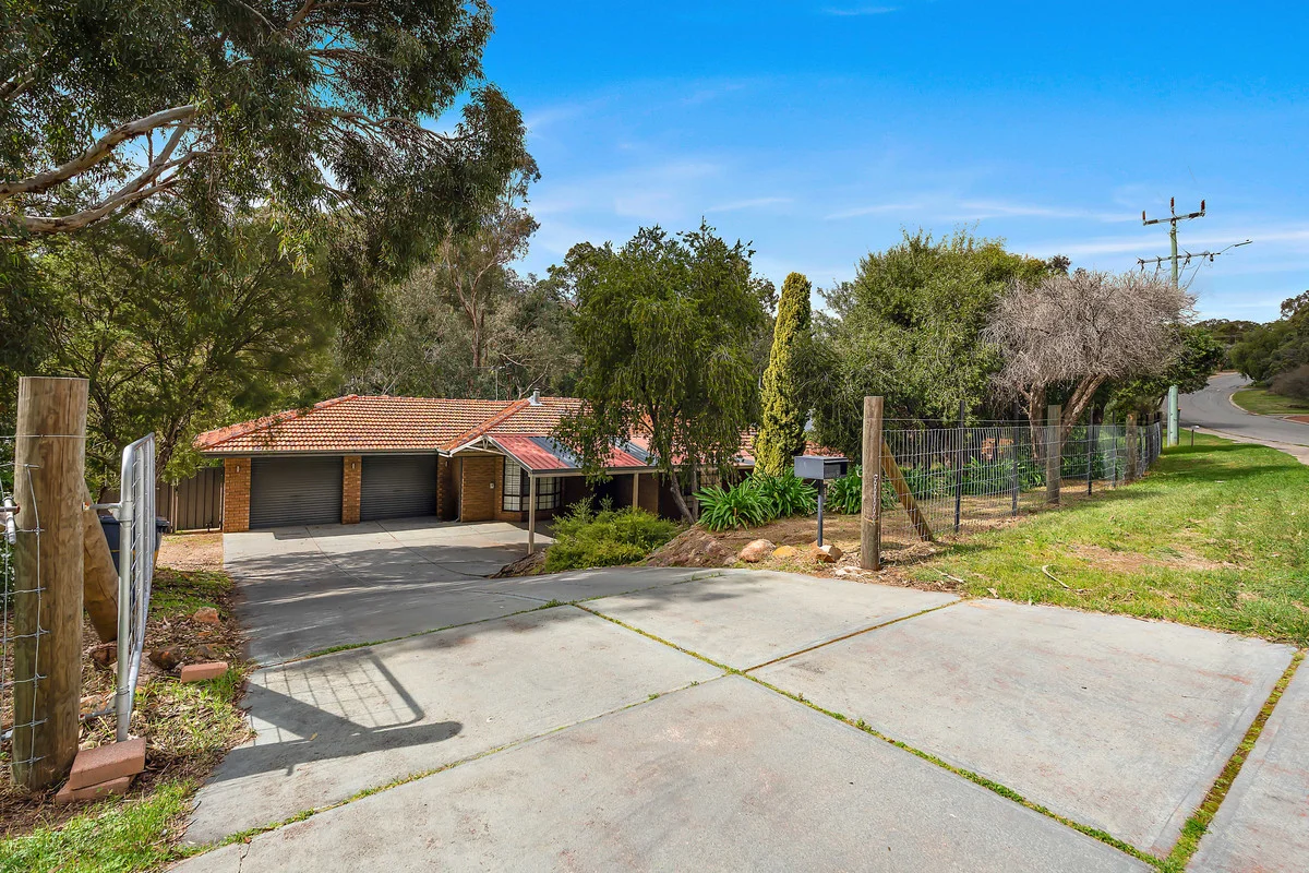 98 Amethyst Crescent, Mount Richon, WA 6112