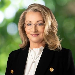 Lisa Harris - Real Estate Agent