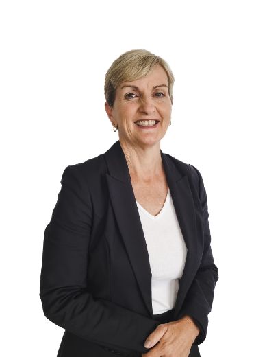 Lorraine Cox - Real Estate Agent at Raine & Horne Redland Bay - REDLAND BAY