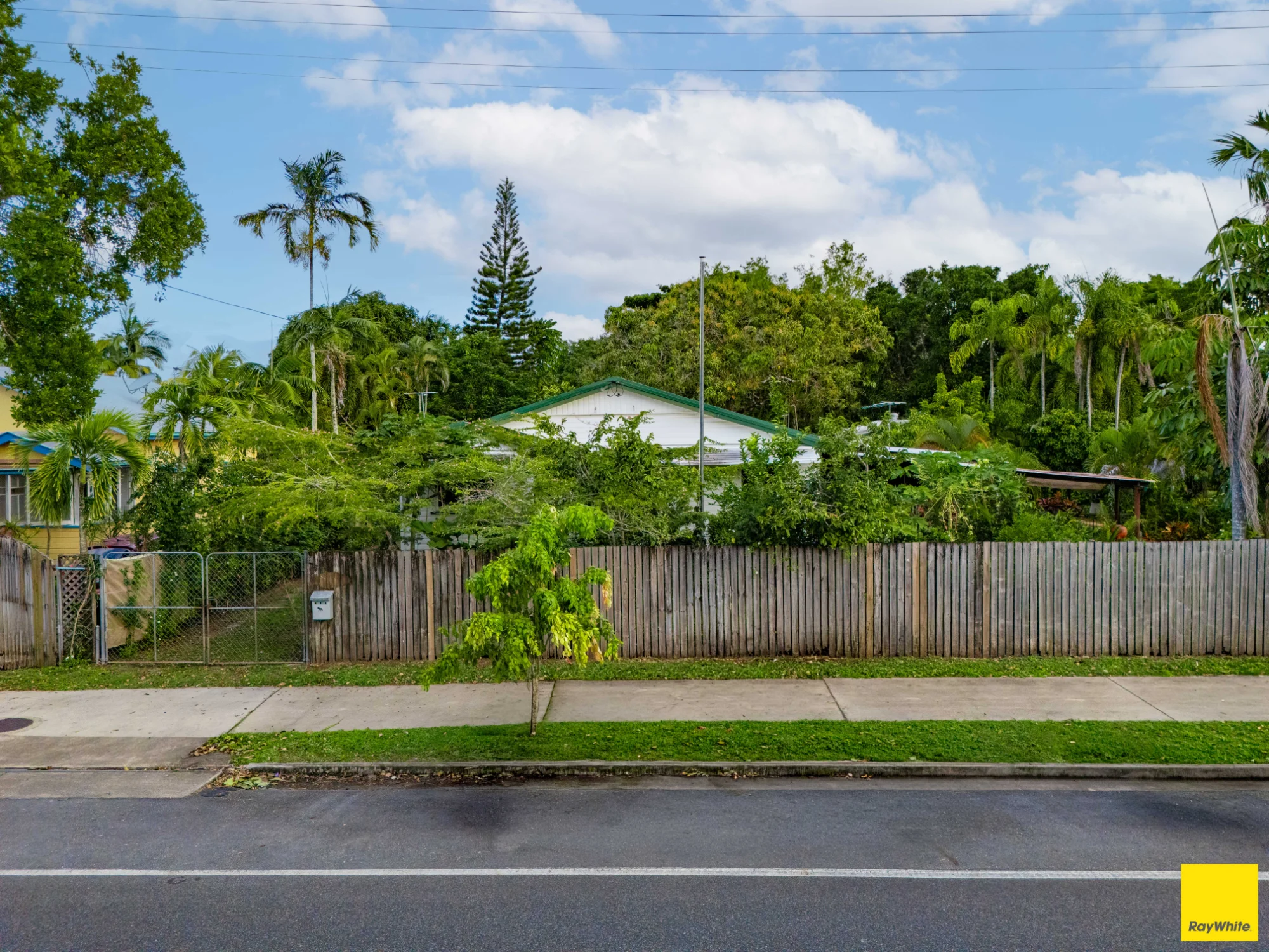 37 Machan Street, Machans Beach, Qld 4878