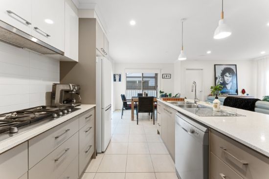 124/10 Skylark Boulevard, Clyde North, Vic 3978