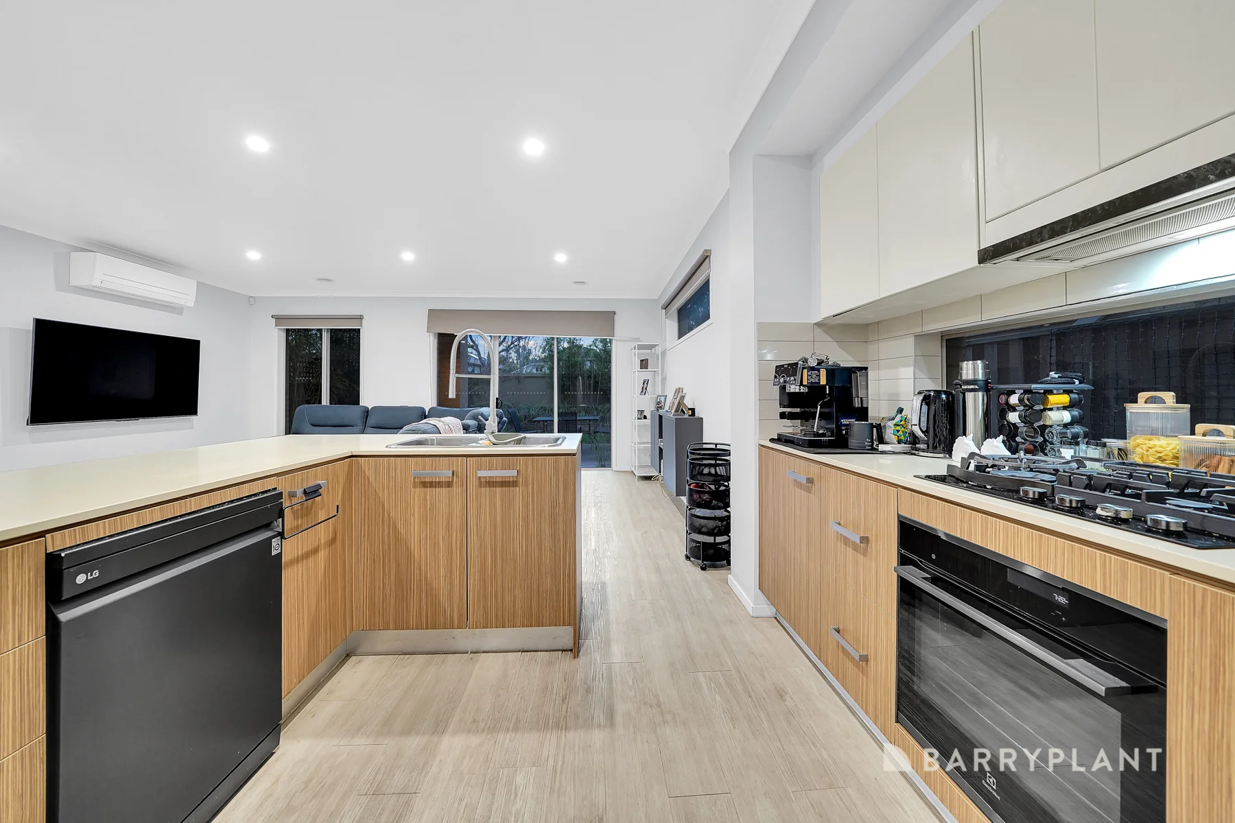 15 Broadbeach Circuit, Sanctuary Lakes, Vic 3030