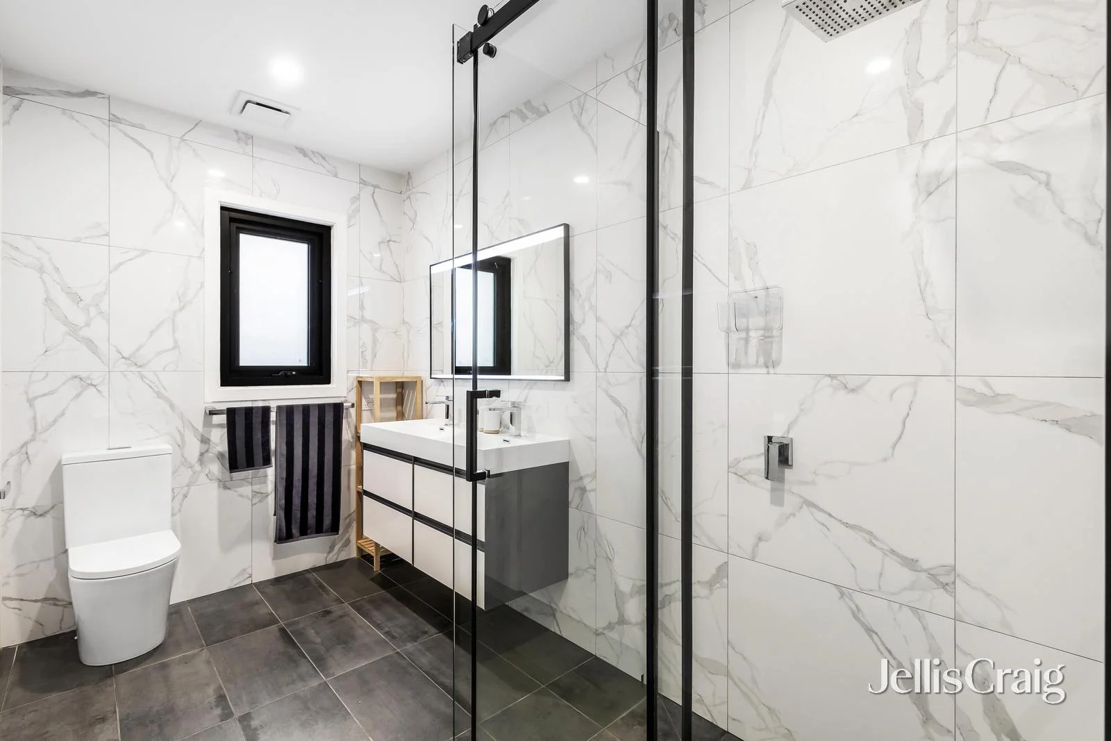 2/1 Banool Quadrant, Doncaster East, Vic 3109