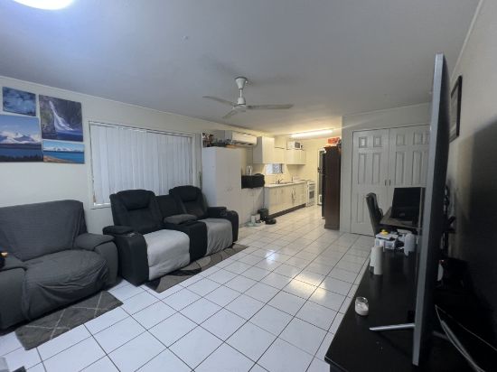 1/12 Petrel Street, Slade Point, Qld 4740