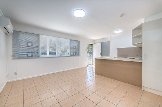 1/144 Frank Street, Labrador, Qld 4215