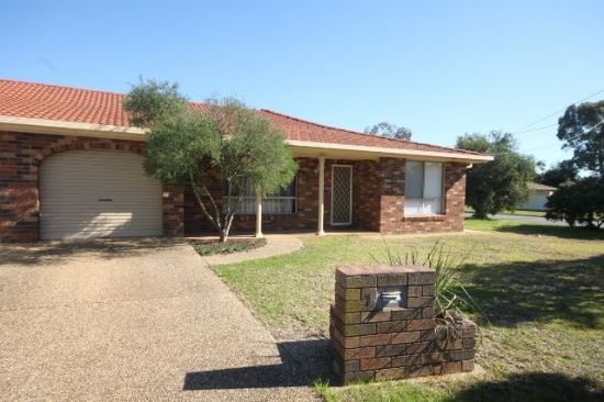 1/2 Magnolia Parade, Lake Albert, NSW 2650