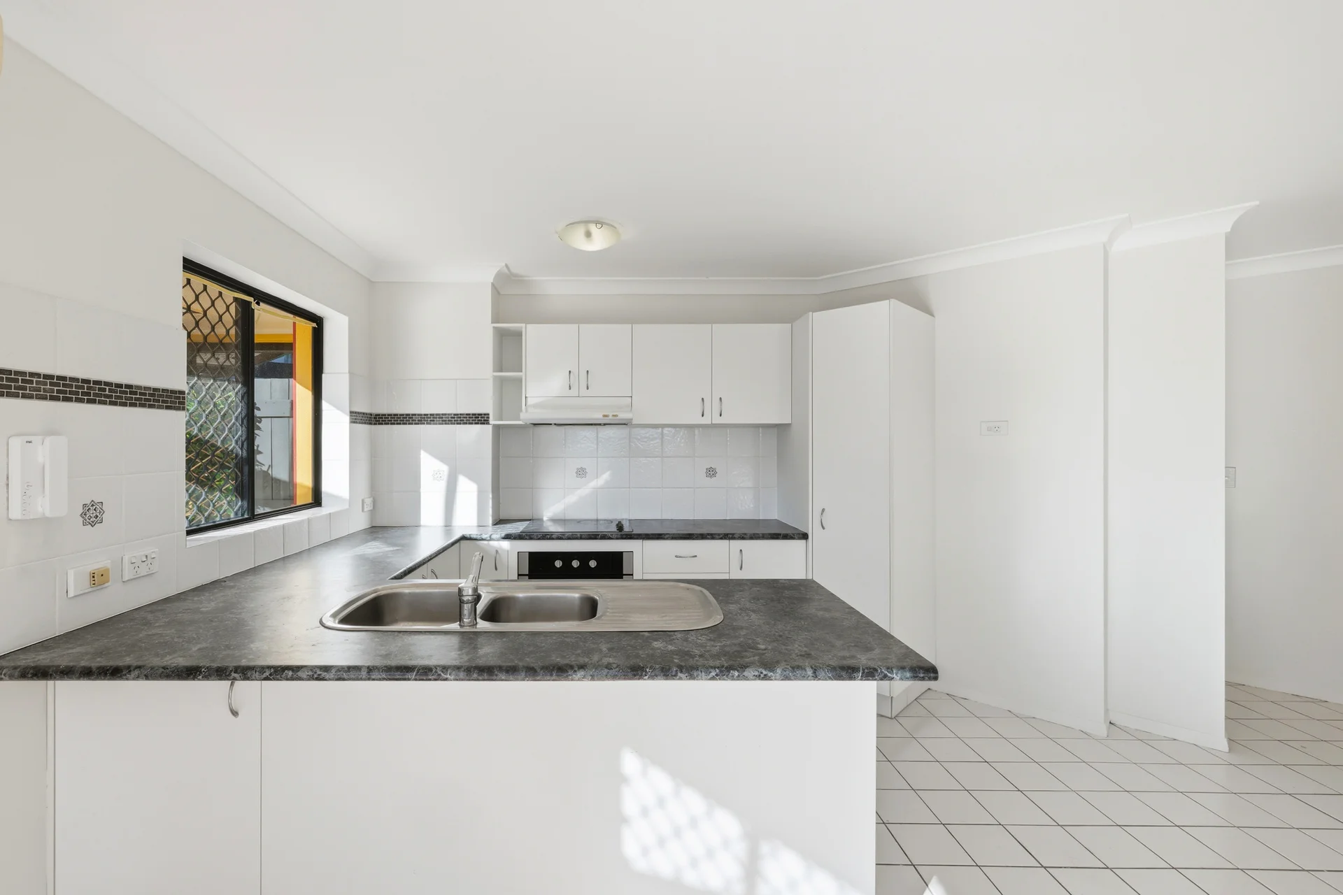 26/10-12 Bath Street, Labrador, Qld 4215