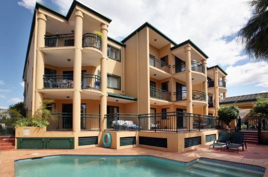 4/12 Spendelove Avenue, Southport, Qld 4215