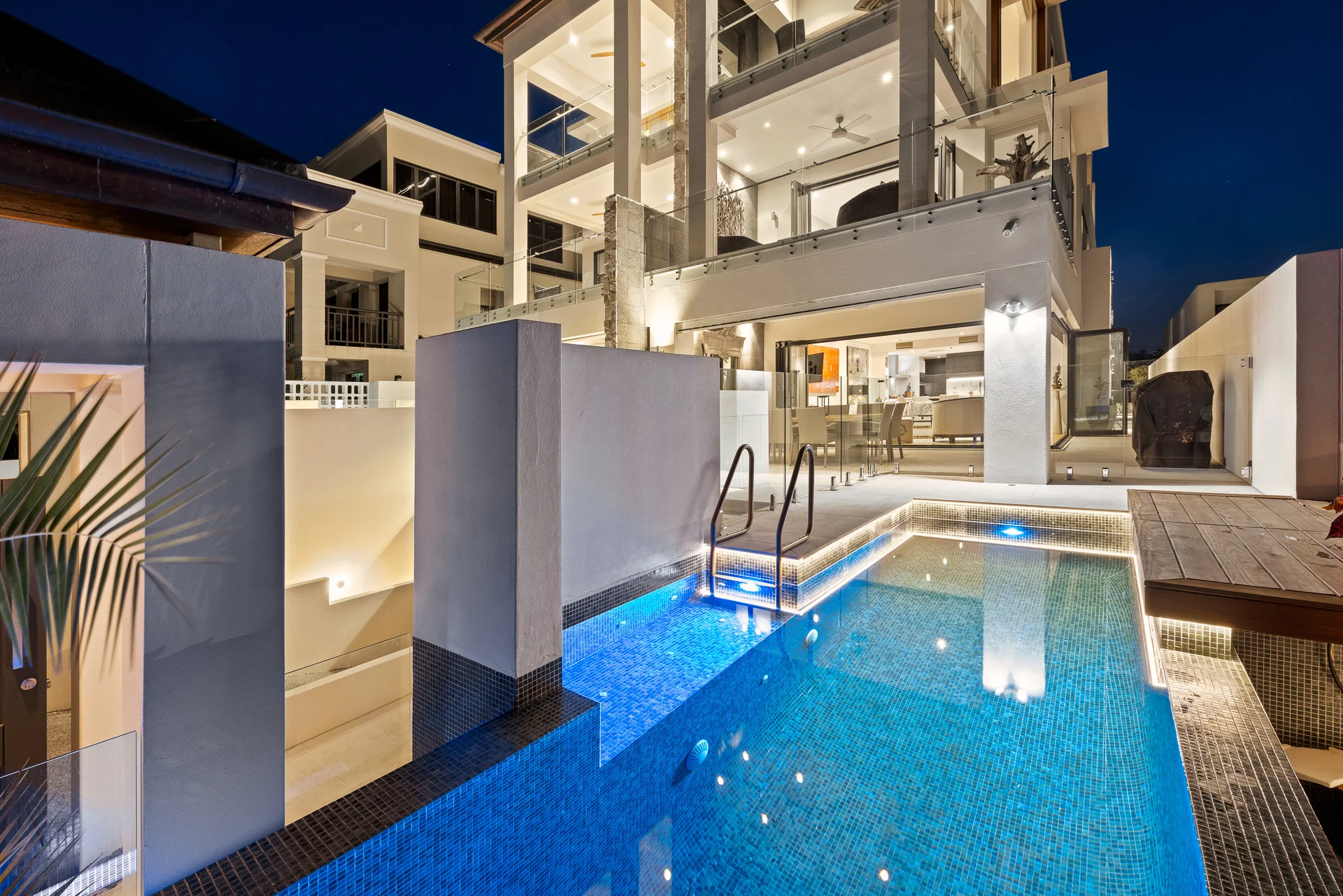 2/56 Woodroffe Avenue, Main Beach, Qld 4217