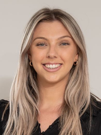 Zoey Geeves - Real Estate Agent at Stone Real Estate - Hunter Valley