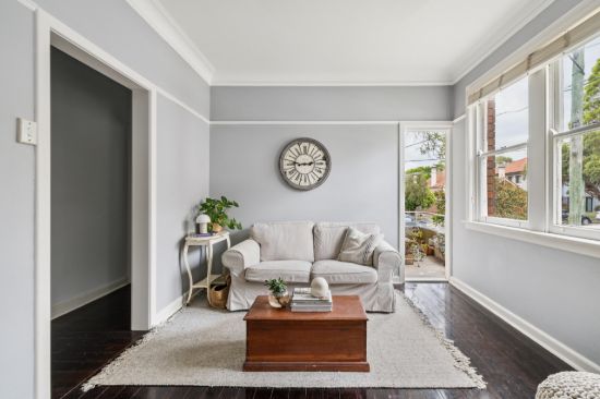 House-like feel and elegant details in the heart of Crows Nest