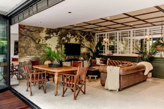 Designer apartment with optional adjoining commercial premises