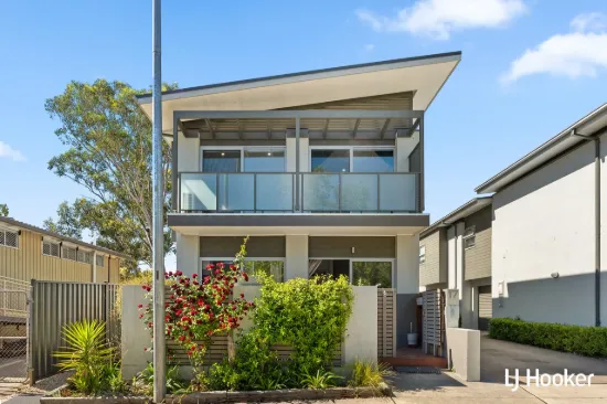 Modern Townhouse in the Heart of Higgins