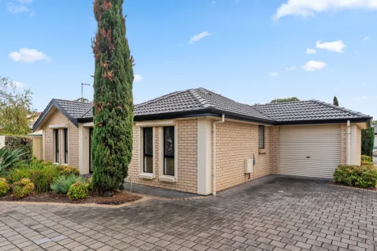 Easy Low Maintenance Living Close to Everything
