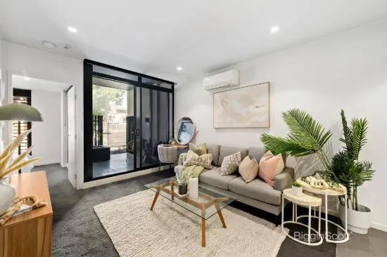 PRIVATE ENTRY, PEACEFUL LIVING IN THE HEART OF RICHMOND