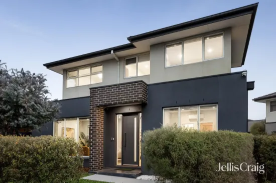 Contemporary family-sized townhouse in prized East Doncaster SC zone