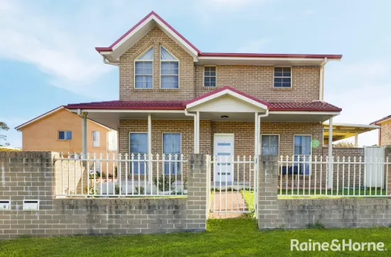 FREE STANDING TOWNHOUSE, READY TO MOVE IN!