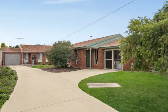 Modern Comfort Meets Quiet Cul-De-Sac Living